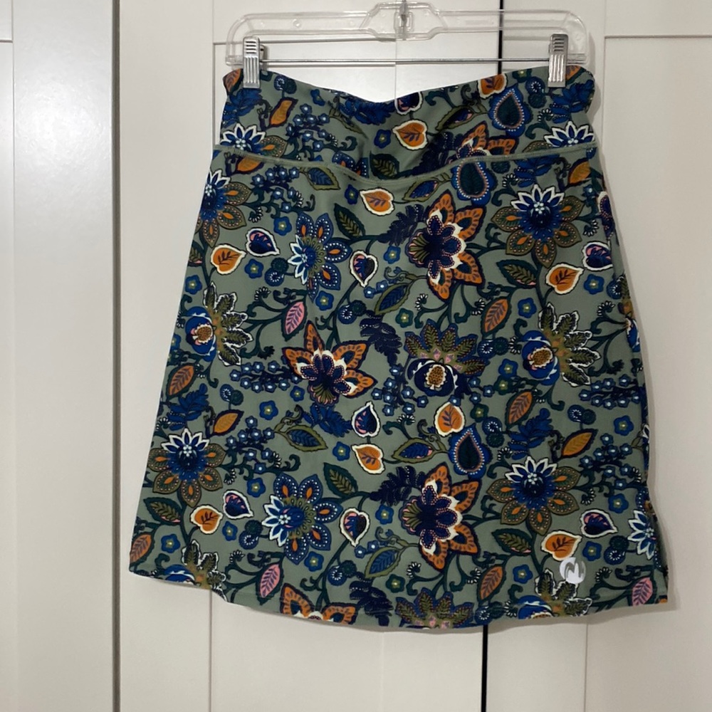 Athletic swim skirt with shorts
